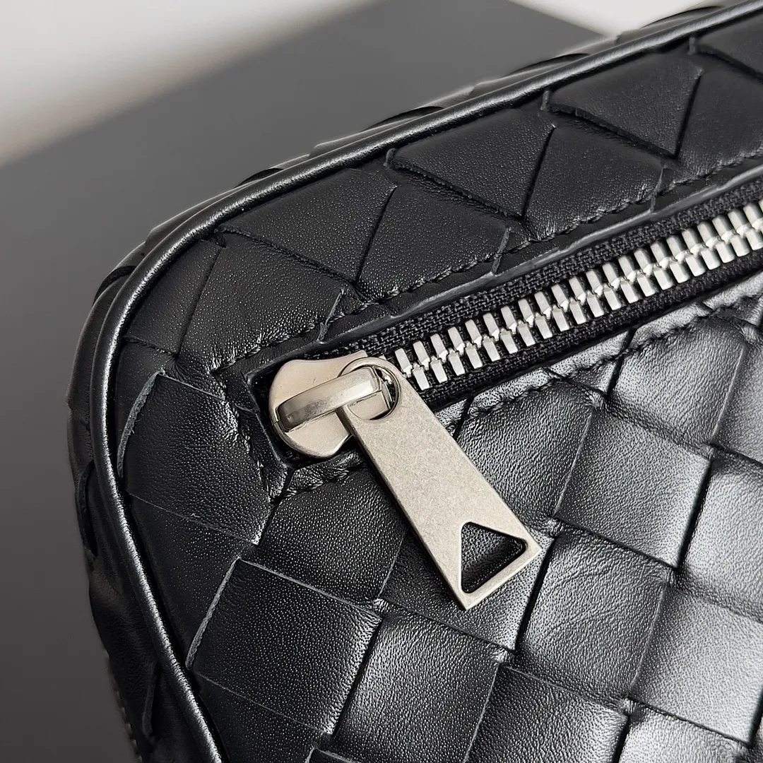 Batch 1660 BOTTEGA VENETA new men's INTRECCIATO woven wristband clutch bag. This is a clutch bag that can be hung on the wrist. It is more portable than other clutch bags. It can also hold some daily necessities. It is small and does not take up space to carry with you. The cow leather is durable and rich in texture. The classic weave is low-key and high-end. There are six card slots inside, which is very suitable for storing various cards such as ID cards and driver's licenses when traveling✈️ Style number: 777390 Size: 25*15*6.5cm